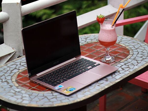 laptop asus màu hồng.